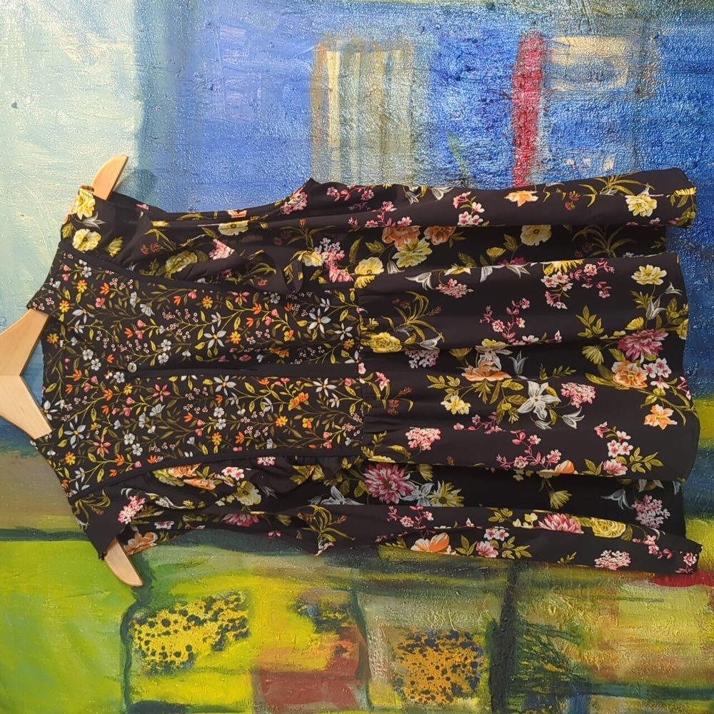 Ann Taylor LOFT Navy Floral ruffled sleeveless blouse size medium
